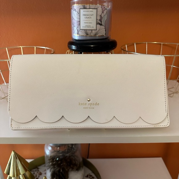 kate spade Handbags - KATE SPADE Lily Ave Kiki White Clutch (NWOT)